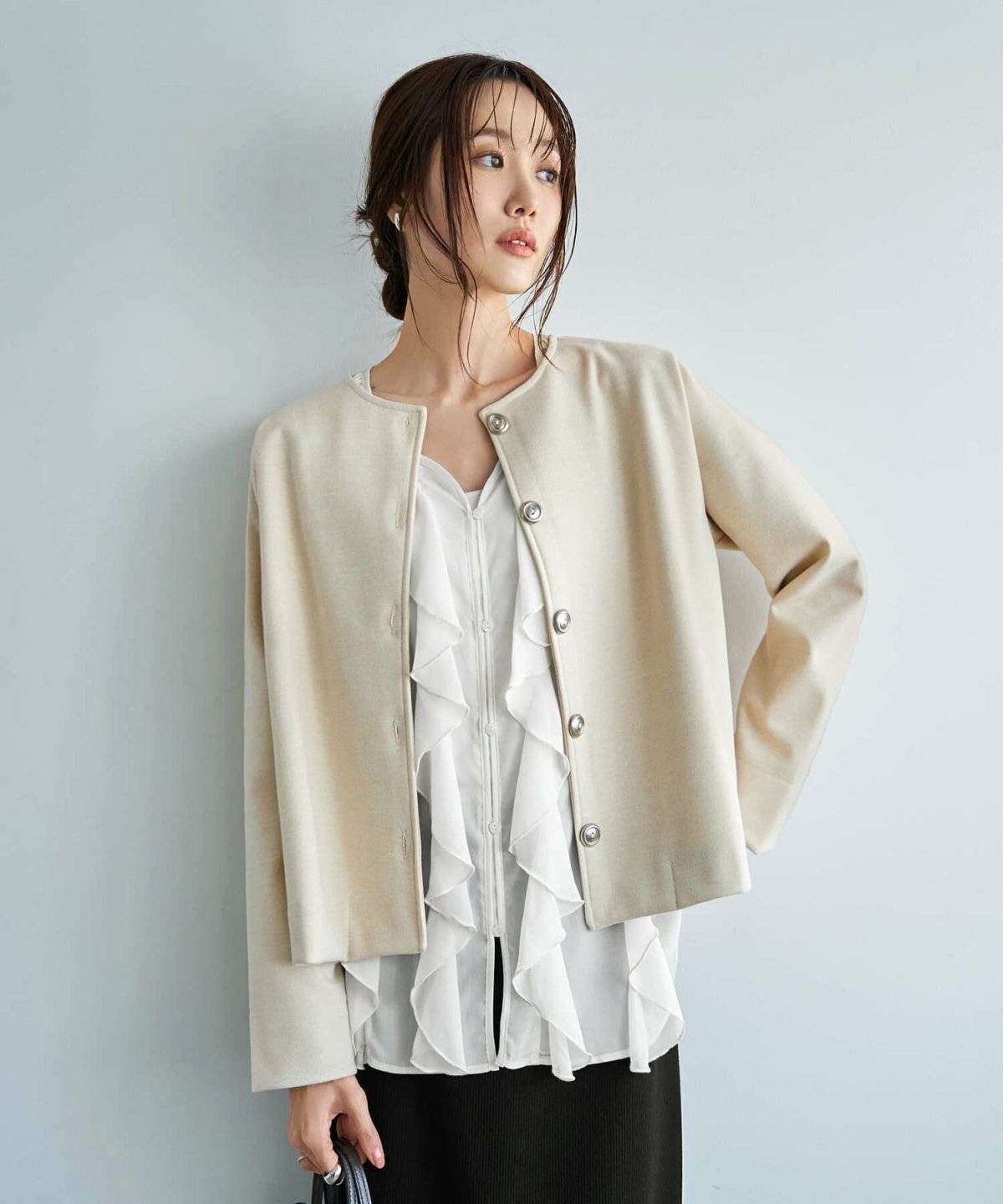 ジャケットコーデの女性