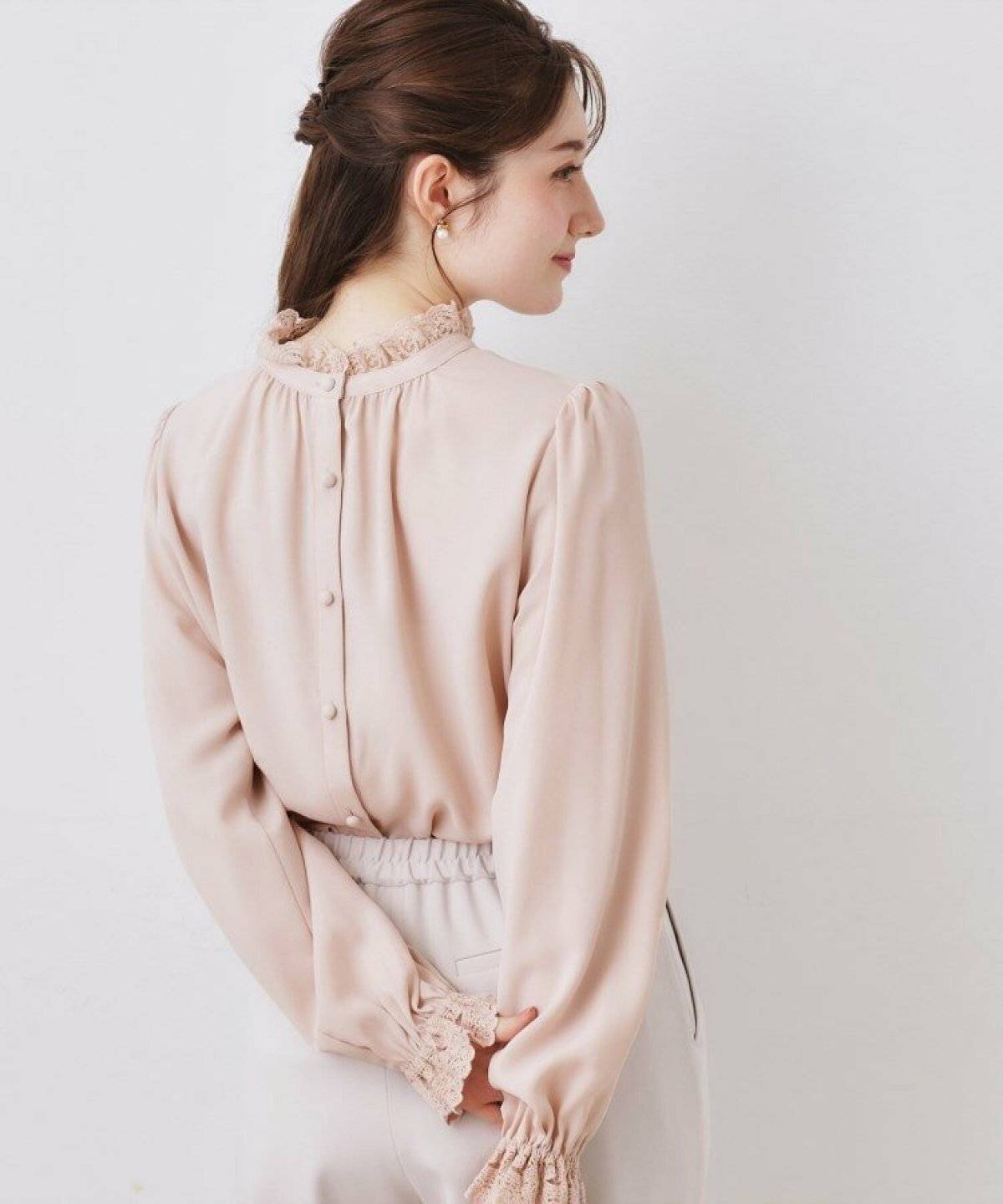 ブラウスコーデの女性