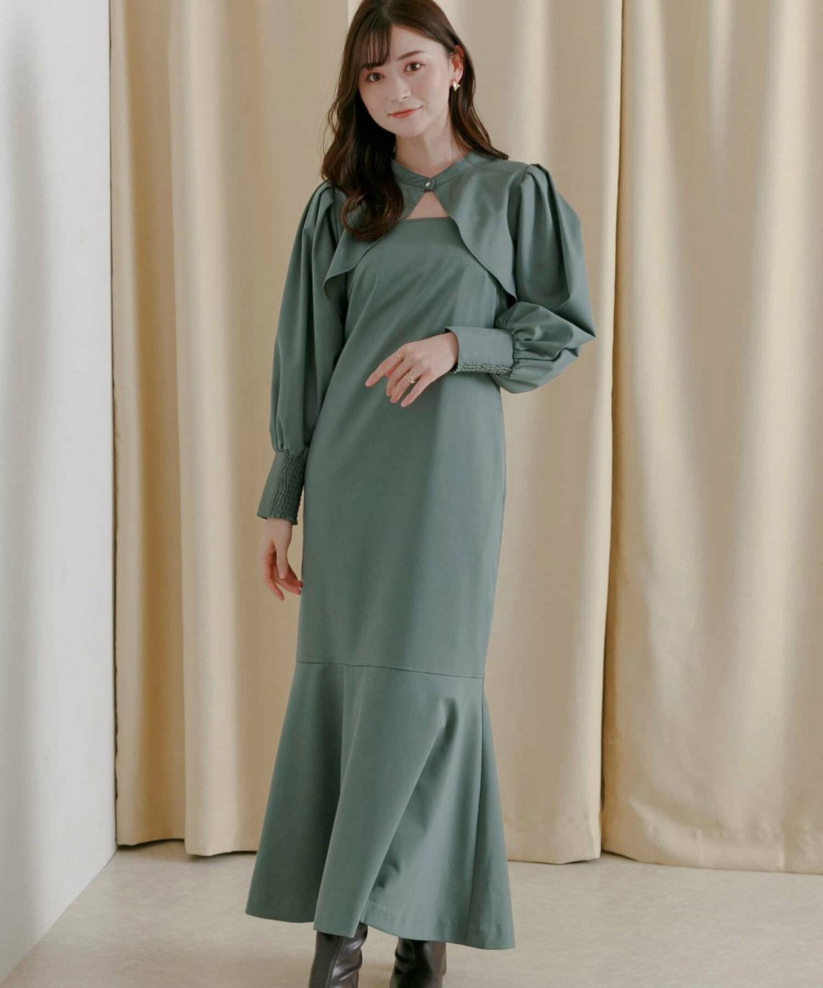 ワンピースコーデの女性