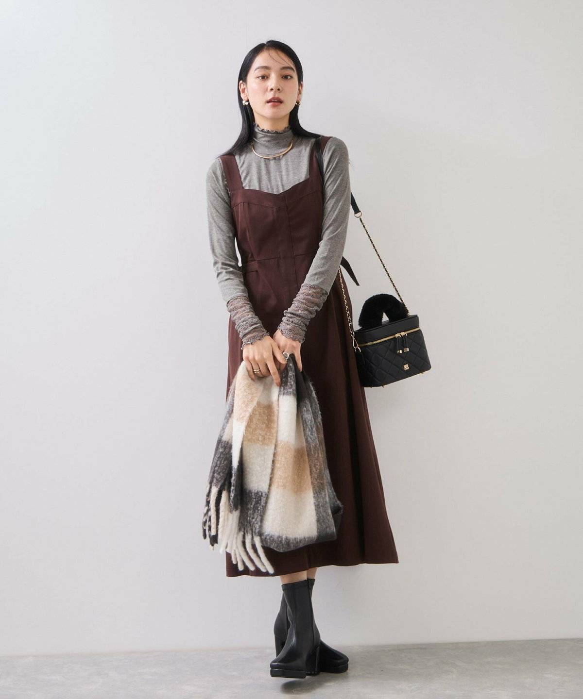 ワンピースコーデの女性