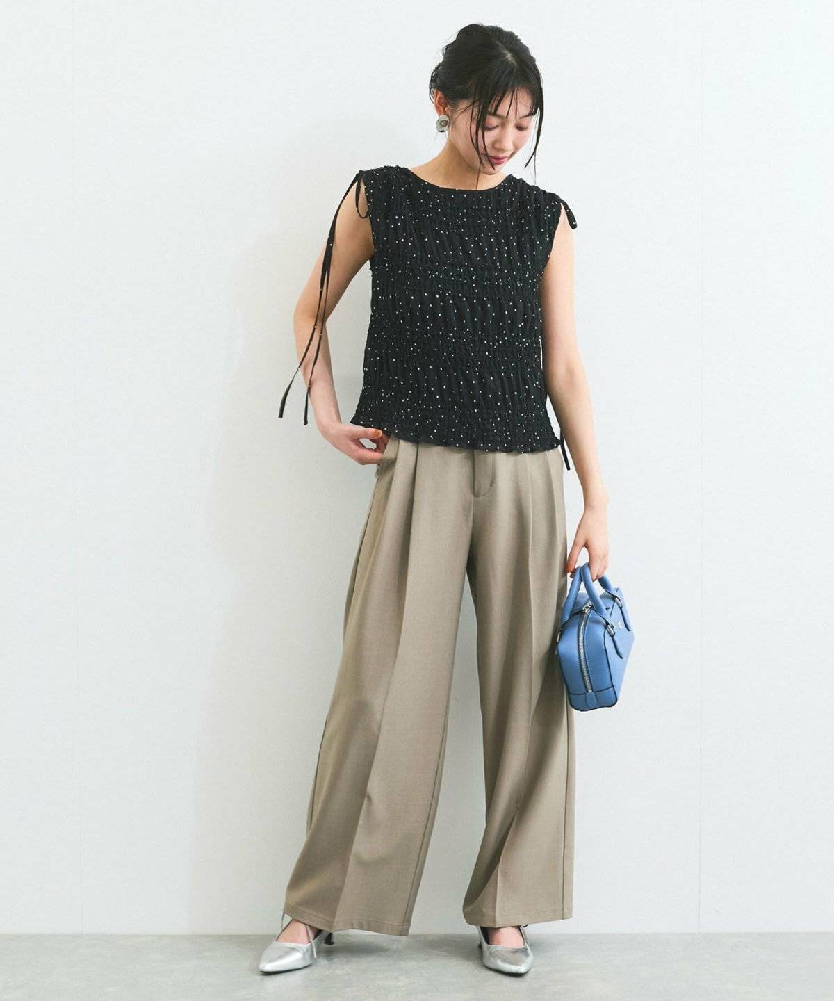 黒のドットブラウス×カーキ