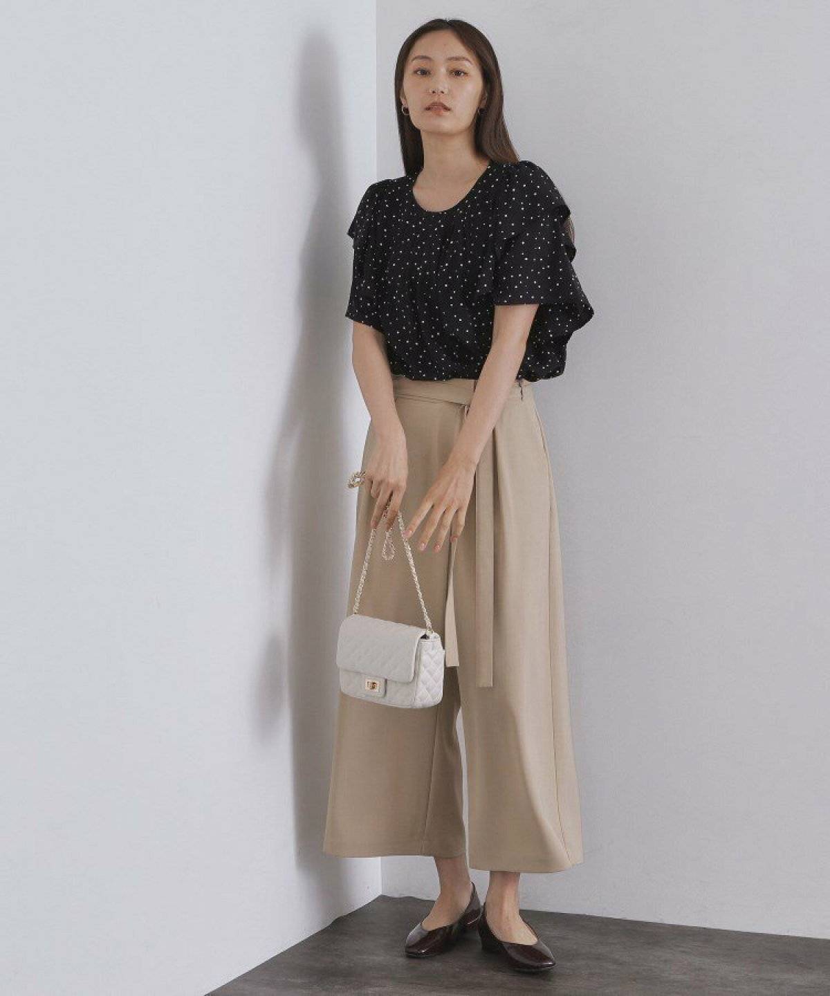 黒のドットブラウス×ベージュ