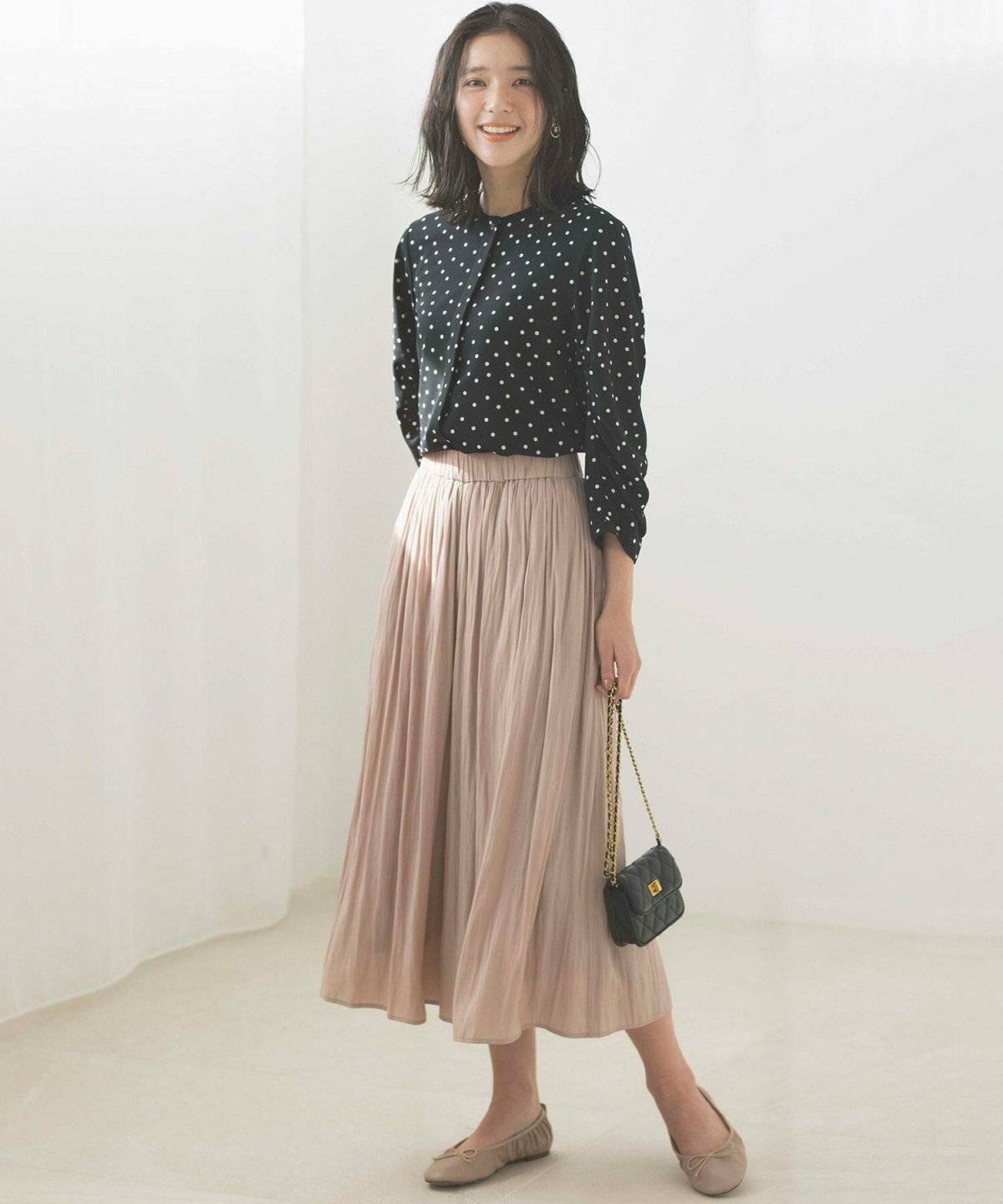 黒のドットブラウス×ピンク
