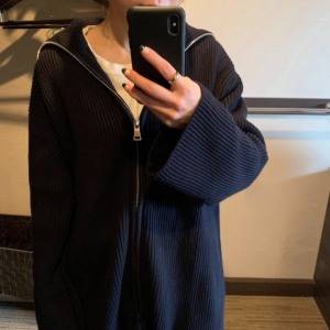 ジップの開け方ひとつで印象変わる。「ZARA」の大人ネイビーニットコーデ
