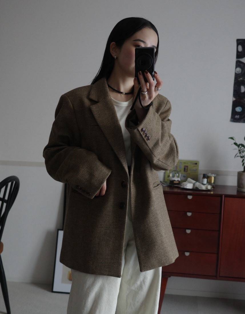 ベージュのウール混ジャケットコーデ