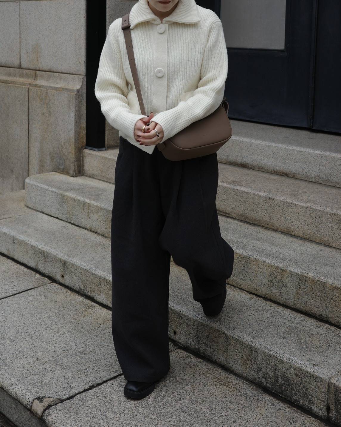 グレーのウール混ワイドパンツコーデ