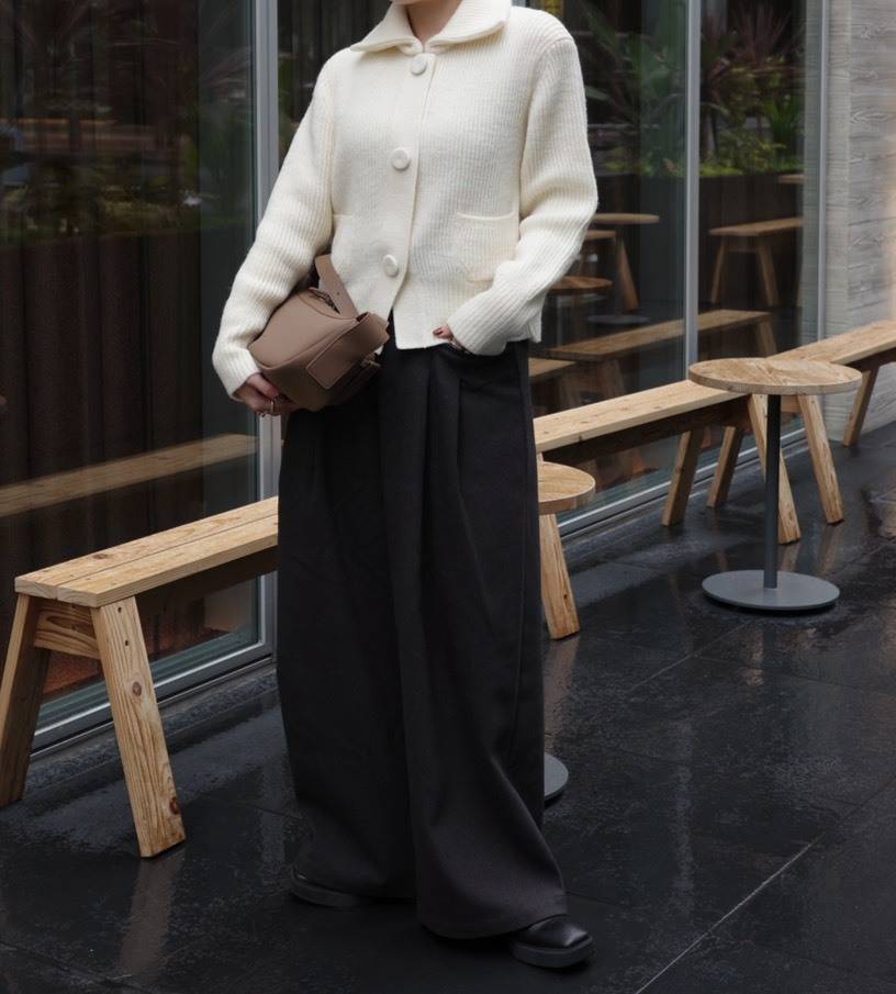 グレーのウール混ワイドパンツコーデ