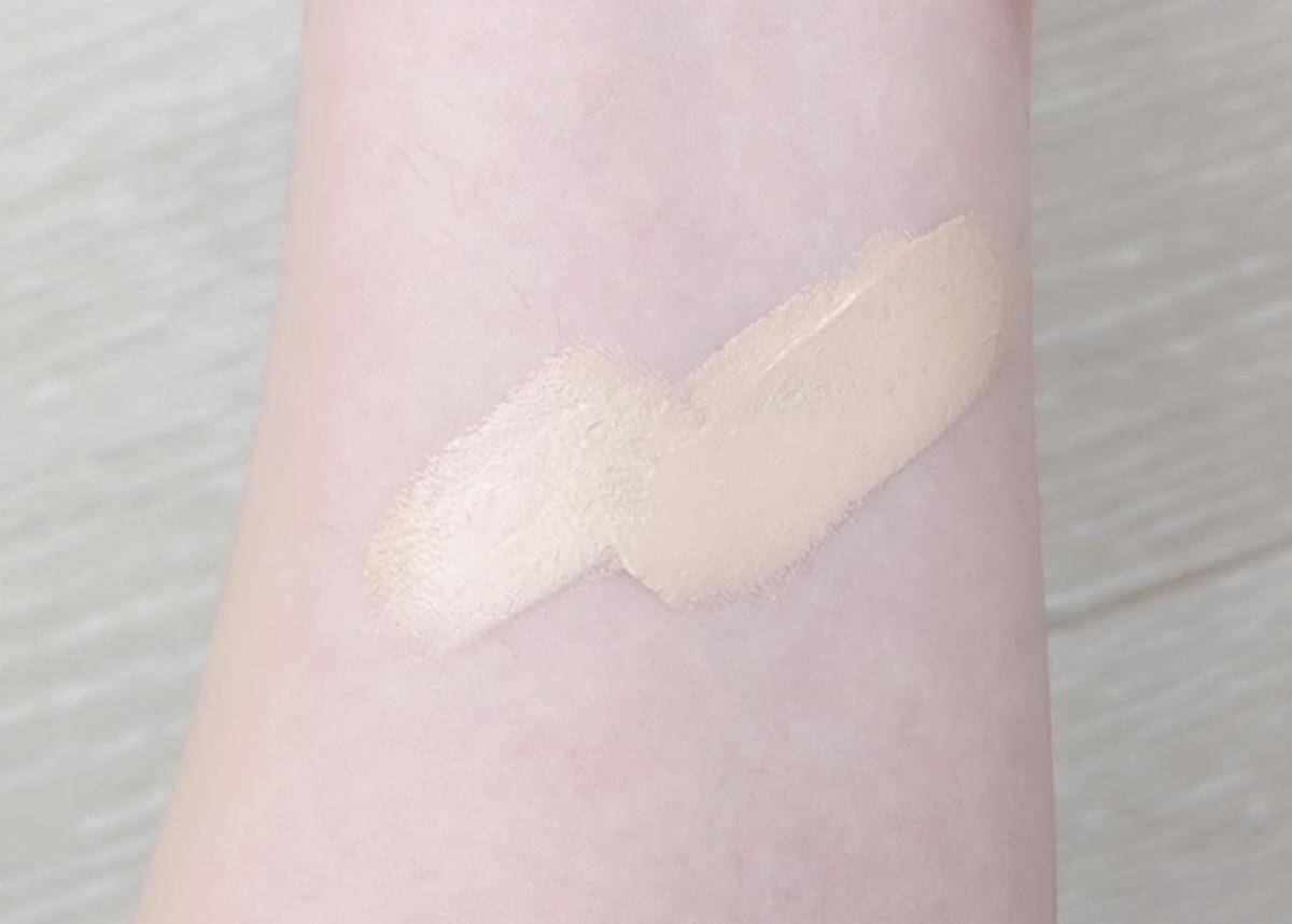 ファンデーションを腕に伸ばした画像