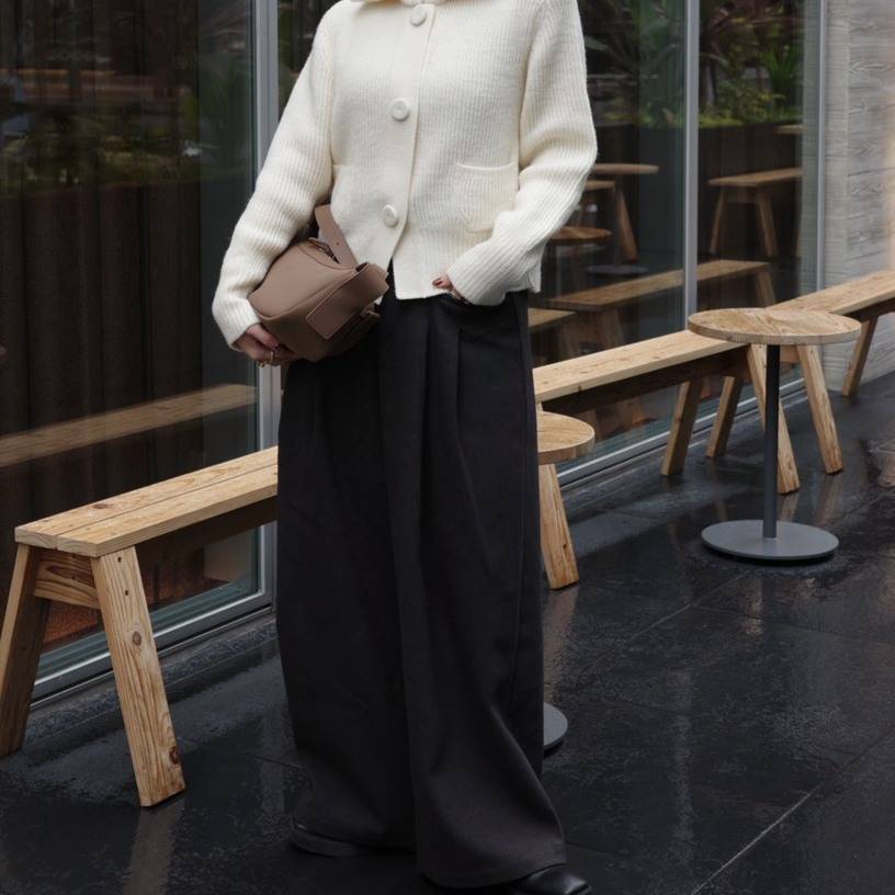 秒で洒落る大人ベーシック。落ち感が美しい「グレーワイドパンツ」コーデ