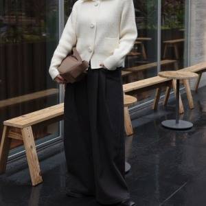 秒で洒落る大人ベーシック。落ち感が美しい「グレーワイドパンツ」コーデ