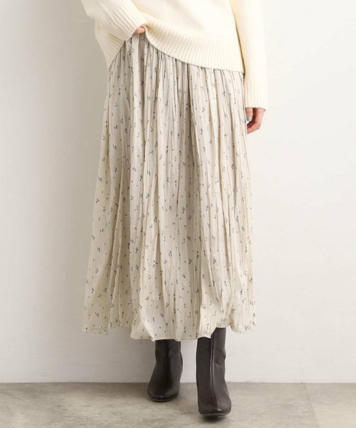 スカートコーデの女性