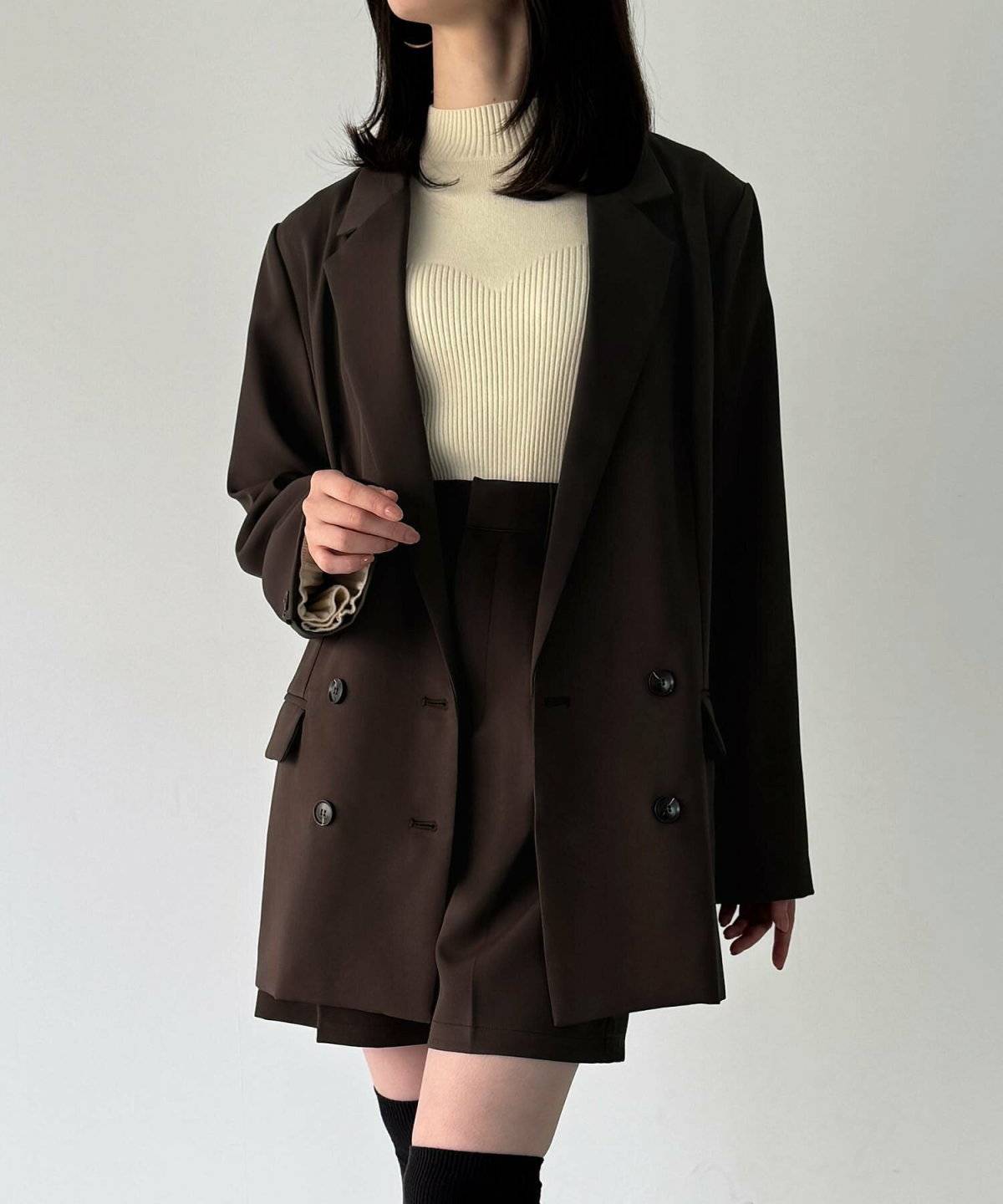 パンツコーデの女性