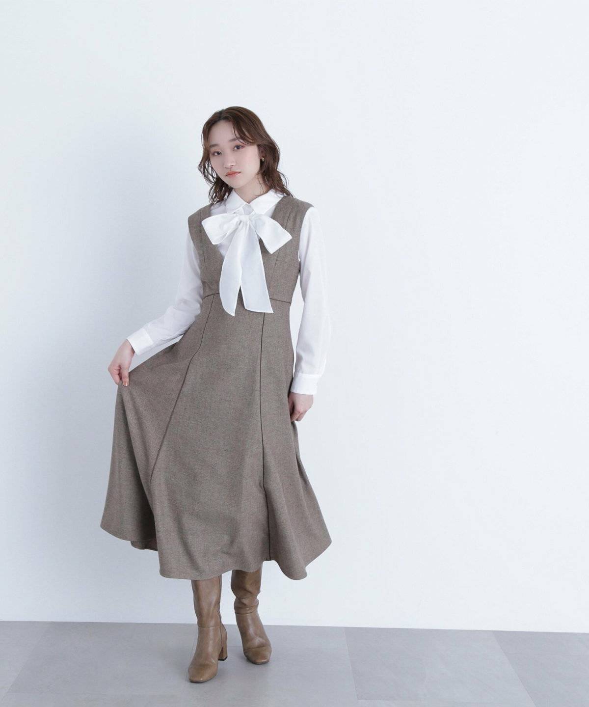 ワンピースコーデの女性