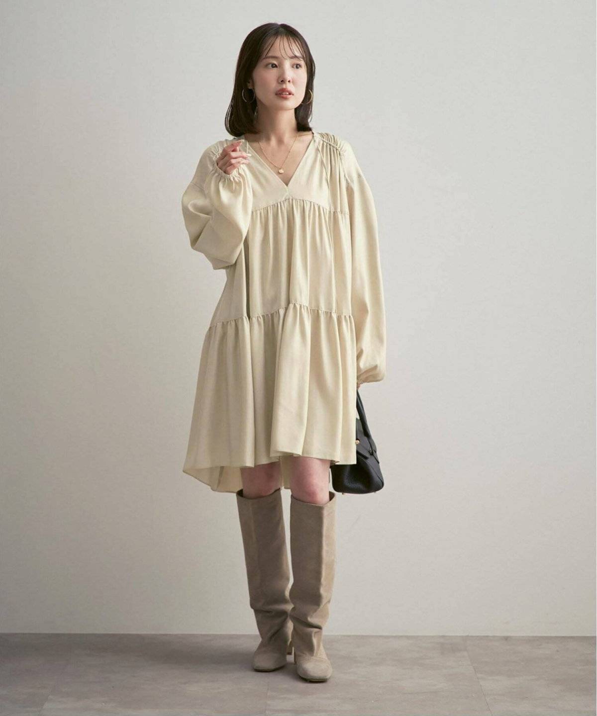 ワンピースコーデの女性