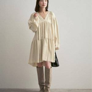  ワンピースコーデの女性 