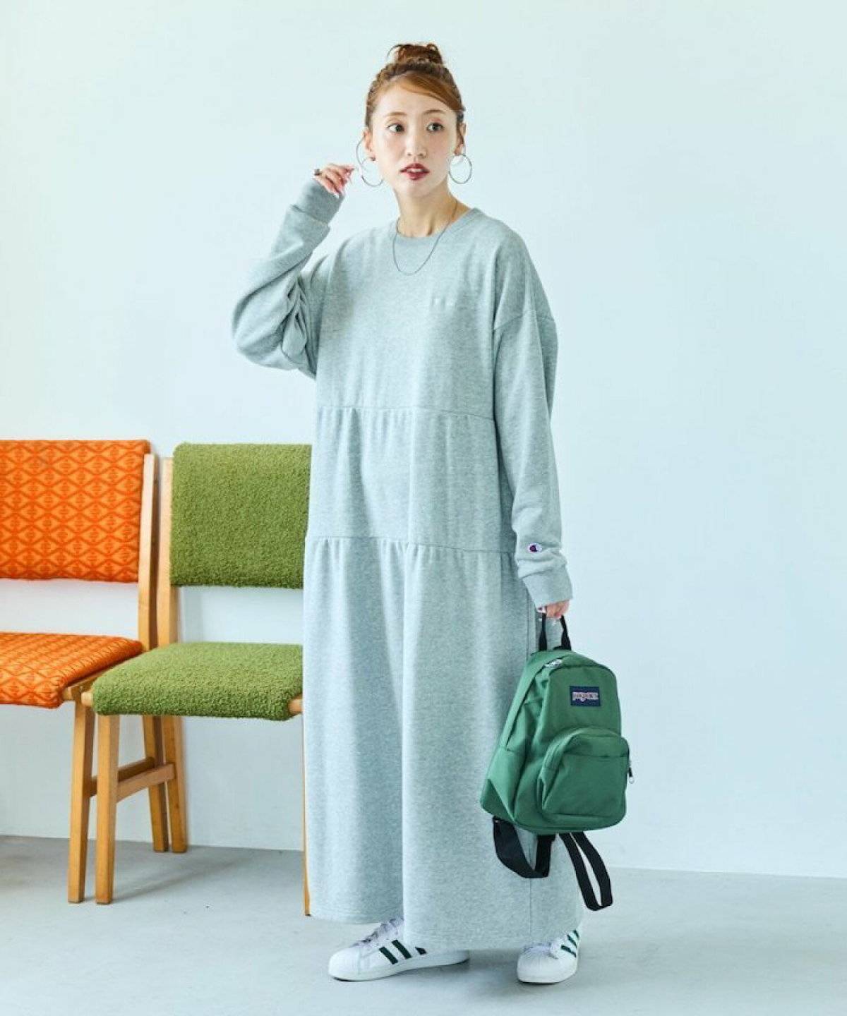 グレーのワンピースを着た女性