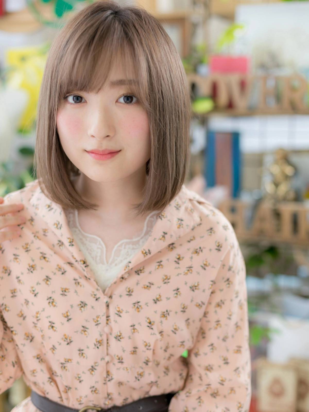 やわらかカラーのストレートボブ