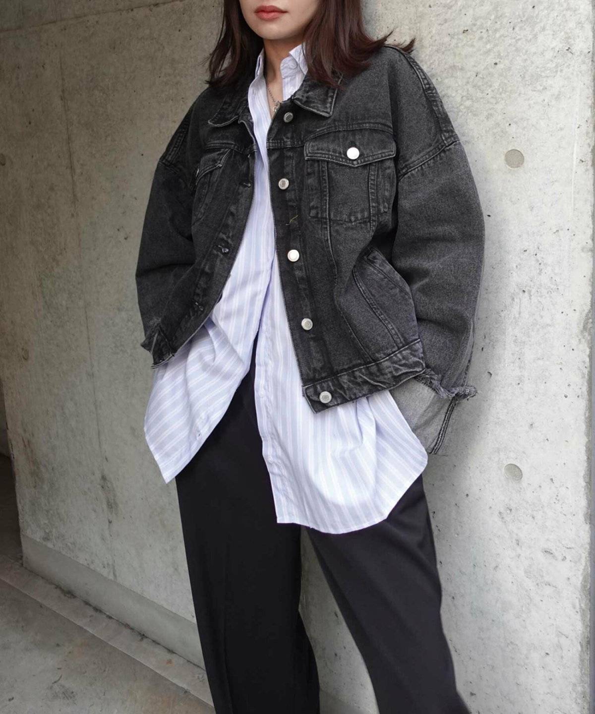 パンツコーデの女性