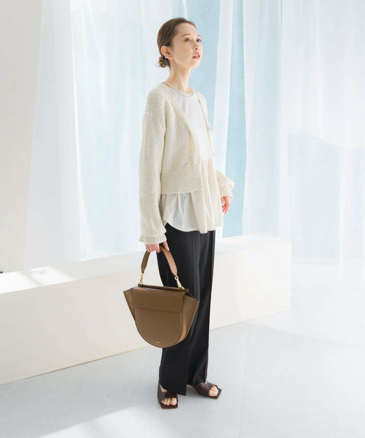 パンツコーデの女性