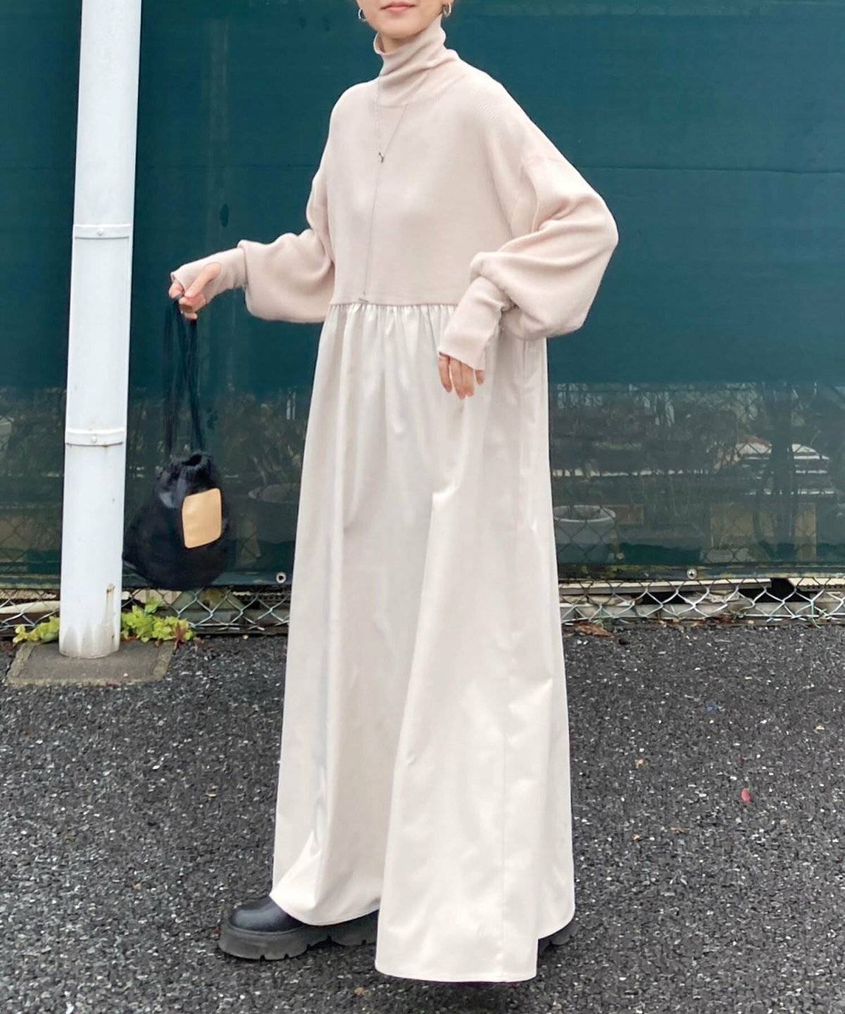 ワンピースコーデの女性