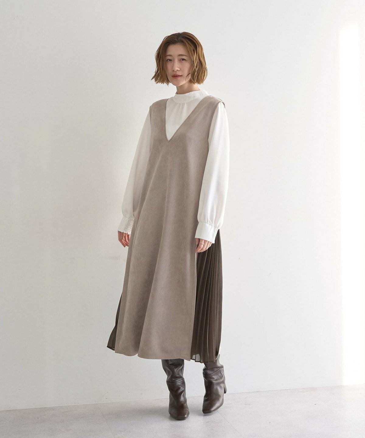 ワンピースコーデの女性