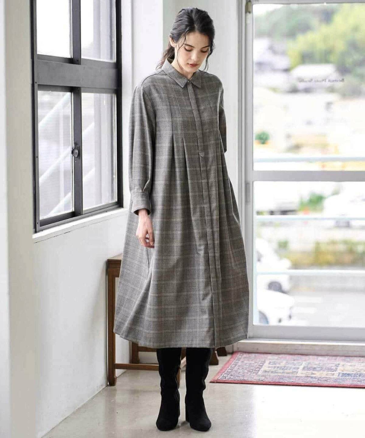 ワンピースコーデの女性