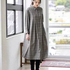  ワンピースコーデの女性 