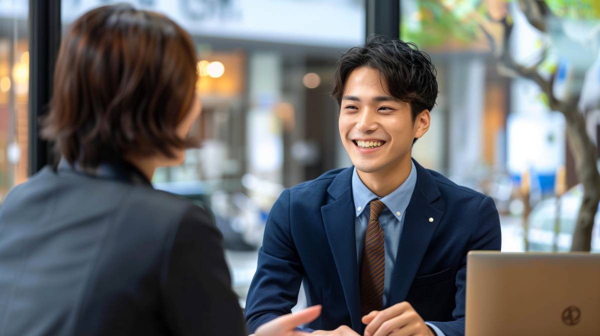 笑顔で商談する男性