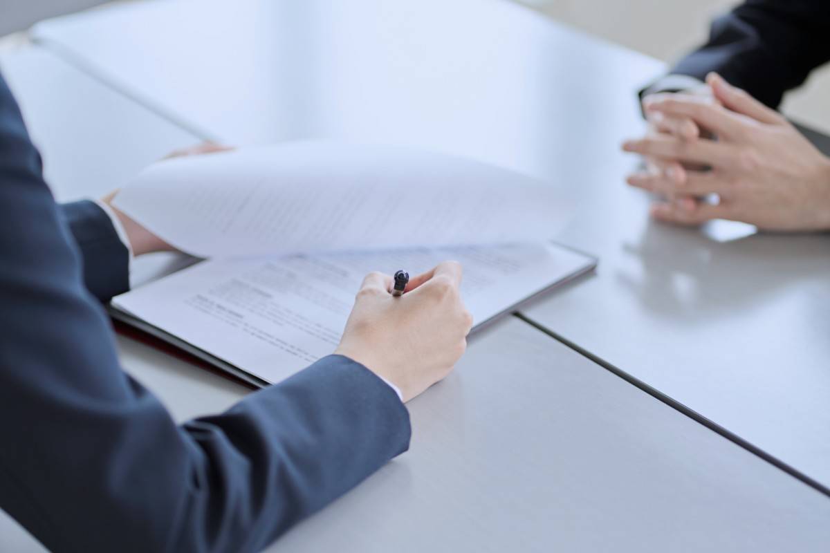 面接をする人の手元