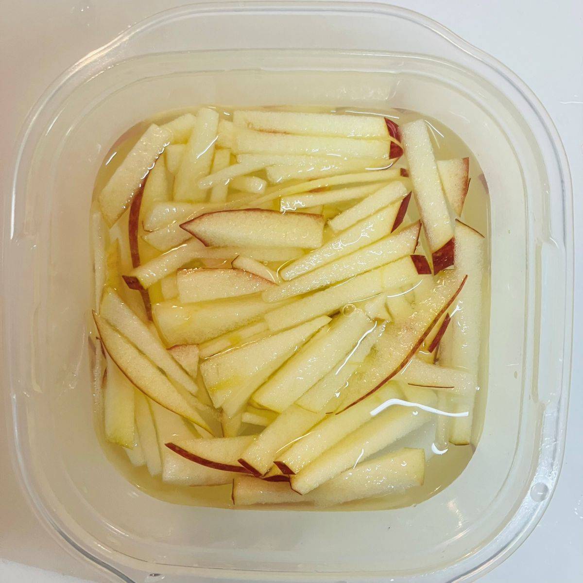 ニッスイ公式の「おさかなのソーセージとりんご・はくさいのサラダ」のレシピ