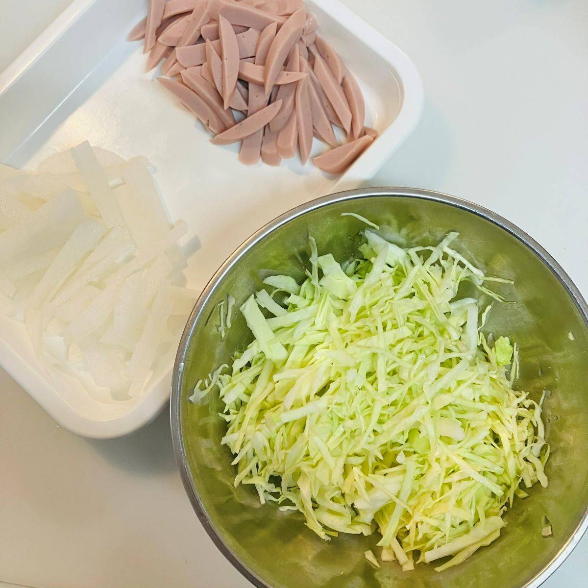 ニッスイ公式の「おさかなのソーセージとりんご・はくさいのサラダ」のレシピ