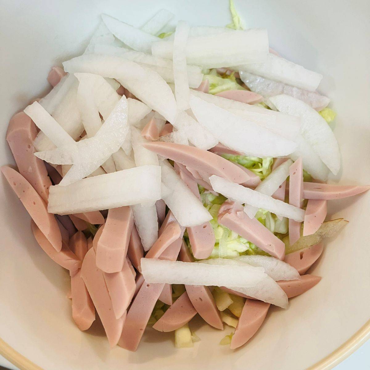 ニッスイ公式の「おさかなのソーセージとりんご・はくさいのサラダ」のレシピ