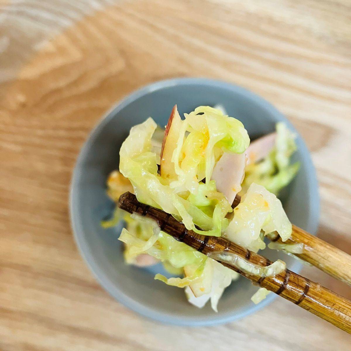 ニッスイ公式の「おさかなのソーセージとりんご・はくさいのサラダ」のレシピ