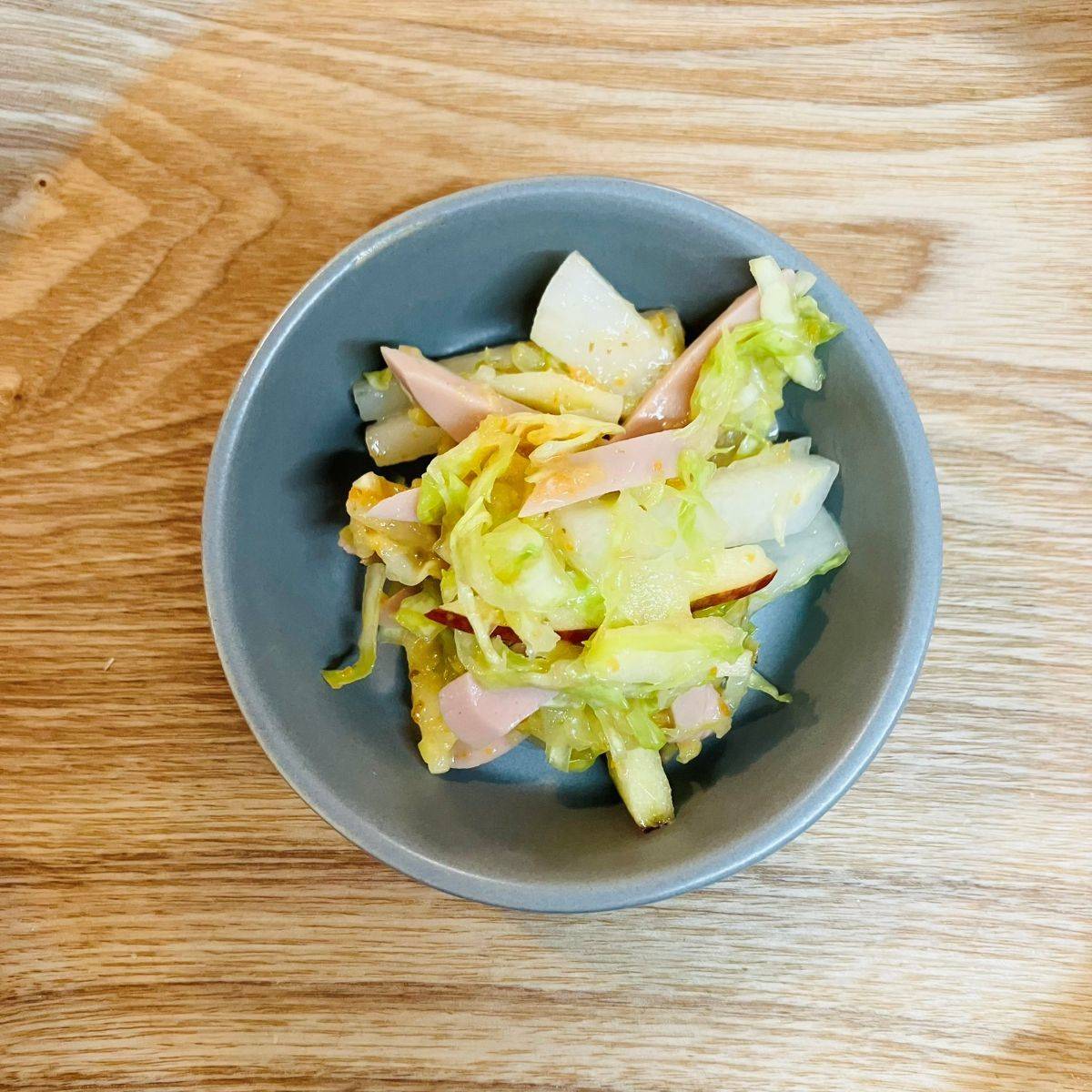 ニッスイ公式の「おさかなのソーセージとりんご・はくさいのサラダ」のレシピ