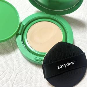 やっと“クッション迷子”卒業！マットなのにほんのり艶「easydew」のクッションファンデ