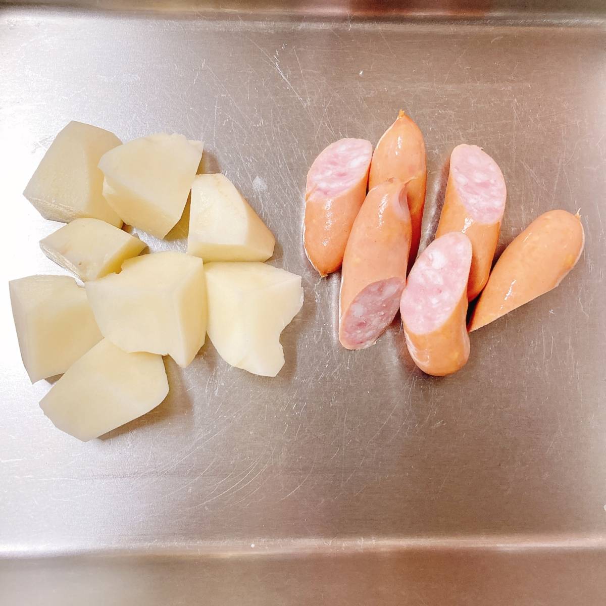 くらこん公式の「ポテトとウインナーの塩こんぶ炒め」のレシピ