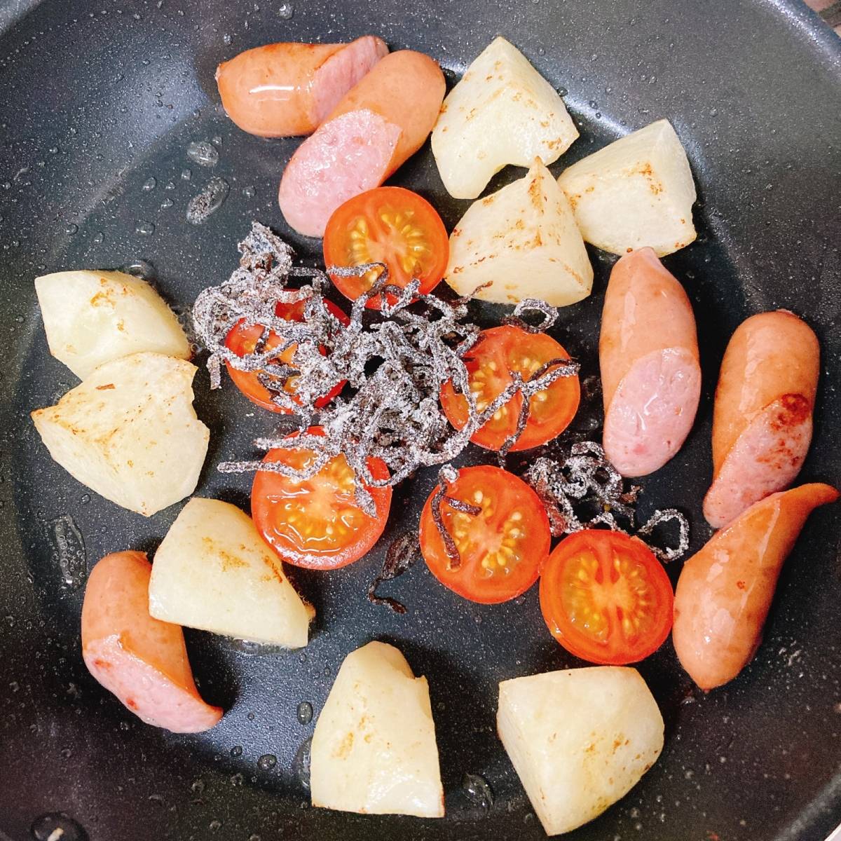 くらこん公式の「ポテトとウインナーの塩こんぶ炒め」のレシピ