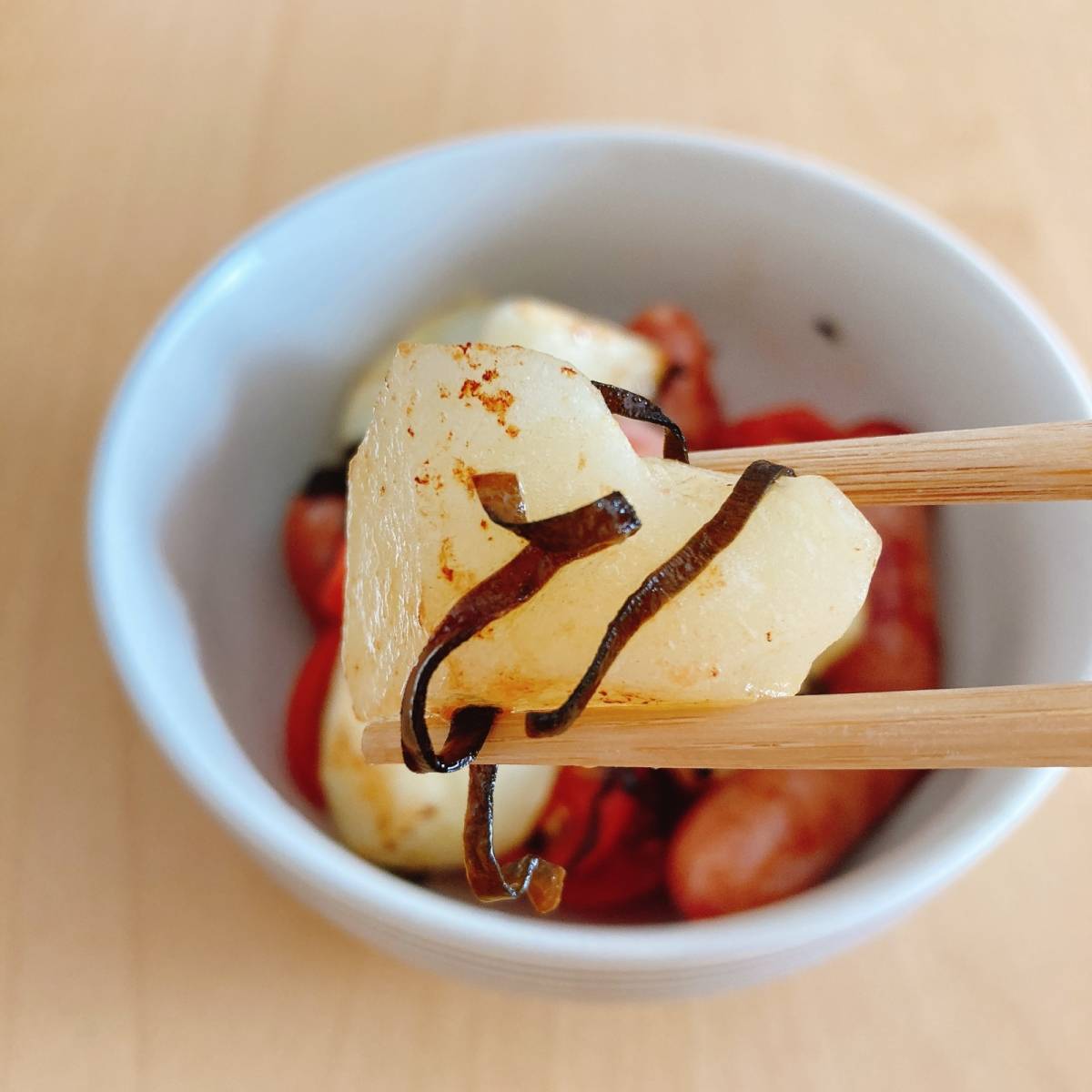 くらこん公式の「ポテトとウインナーの塩こんぶ炒め」のレシピ