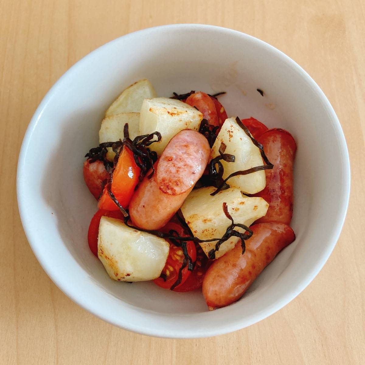 くらこん公式の「ポテトとウインナーの塩こんぶ炒め」のレシピ