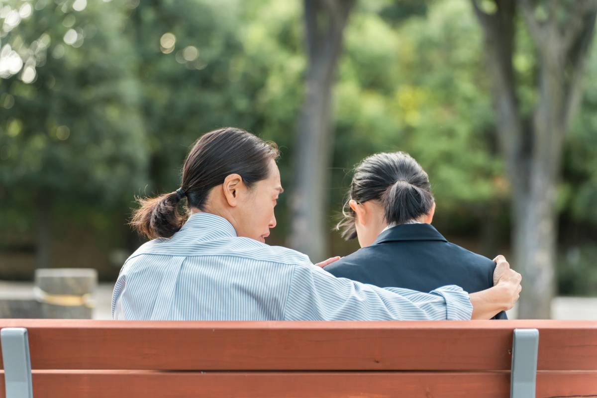 子どもを励ます女性