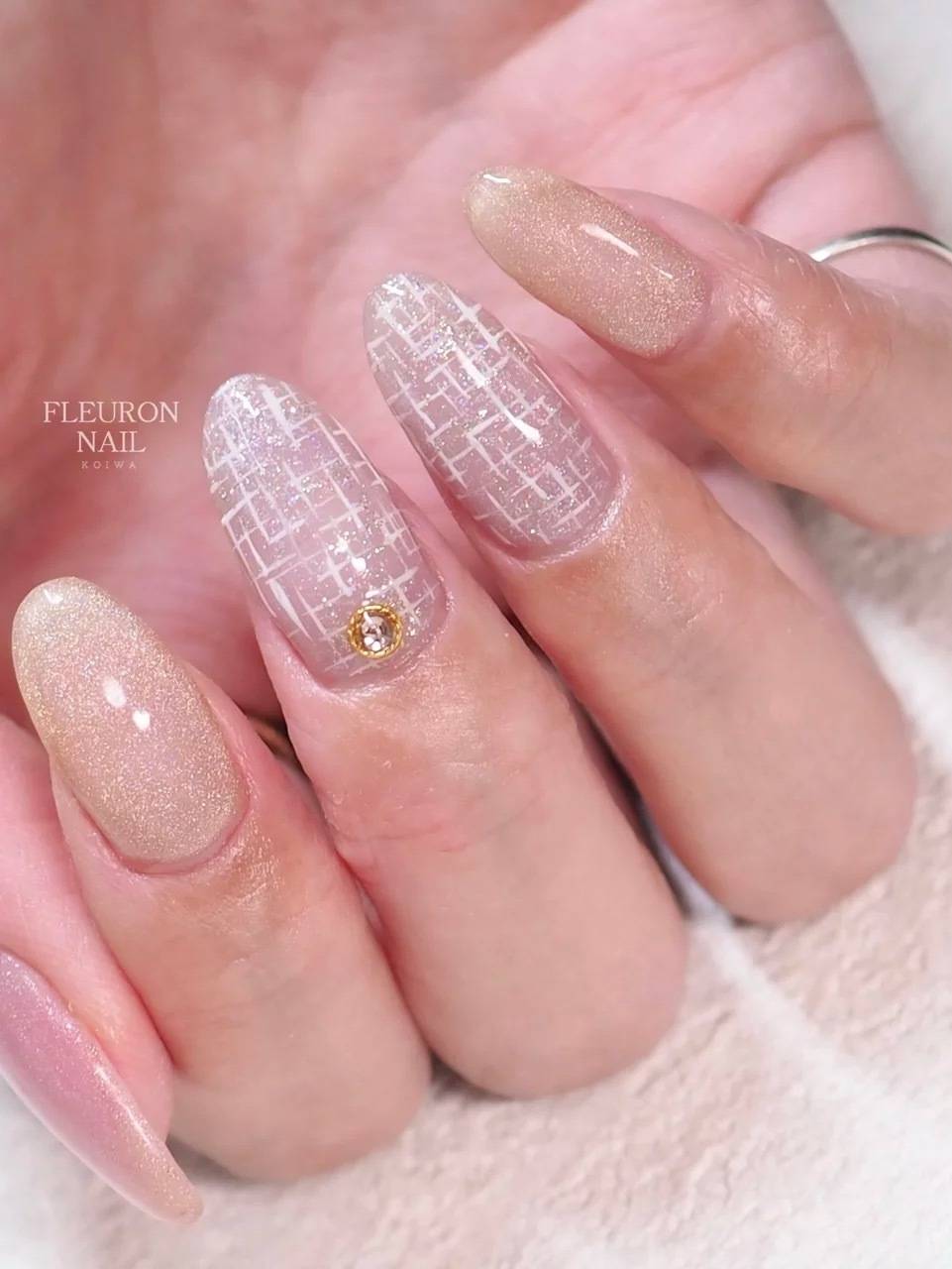 ヌーディーカラーのツイードネイル