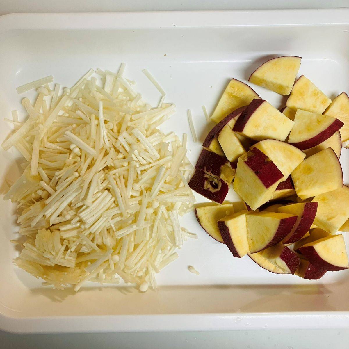 JAグループ公式の「簡単♪とりもも肉とさつまいもとえのきの炊き込みご飯」のレシピ