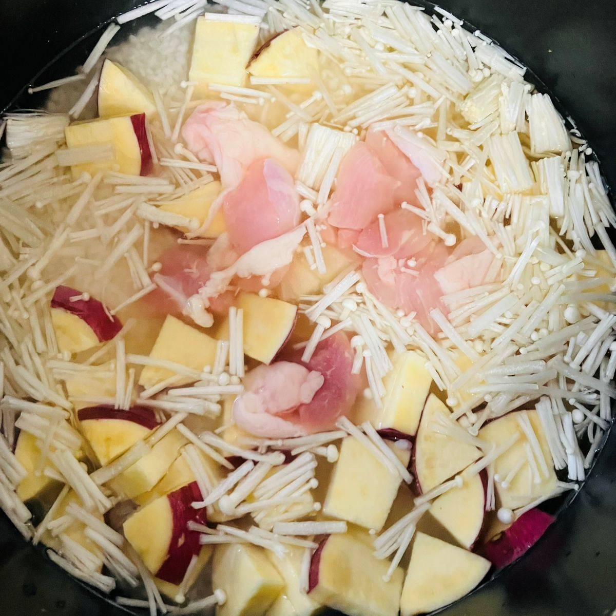 JAグループ公式の「簡単♪とりもも肉とさつまいもとえのきの炊き込みご飯」のレシピ