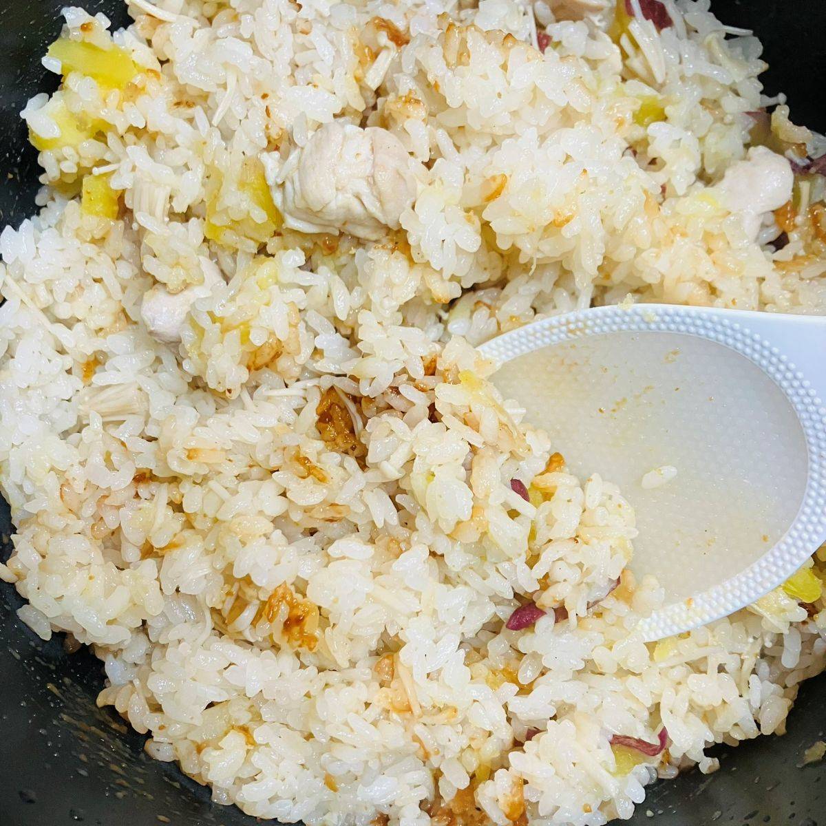 JAグループ公式の「簡単♪とりもも肉とさつまいもとえのきの炊き込みご飯」のレシピ