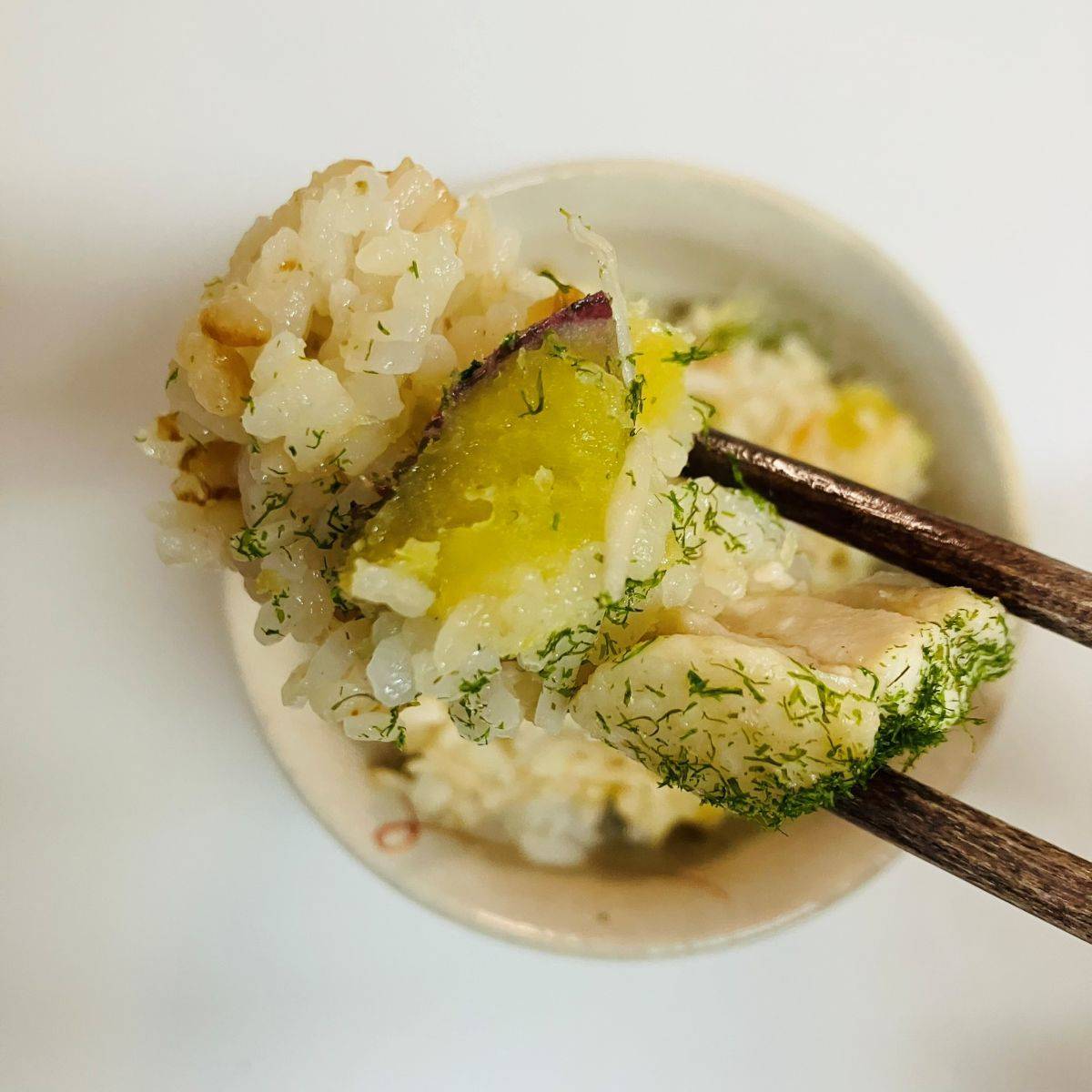 JAグループ公式の「簡単♪とりもも肉とさつまいもとえのきの炊き込みご飯」のレシピ