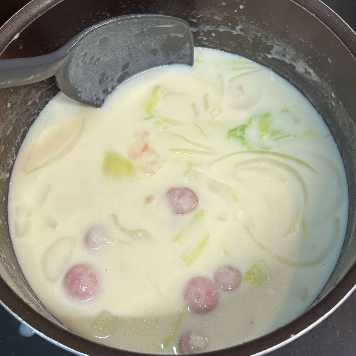 JAグループ公式の「ほっこり♪ウインナーとホタテと白菜のシチュー」のレシピ