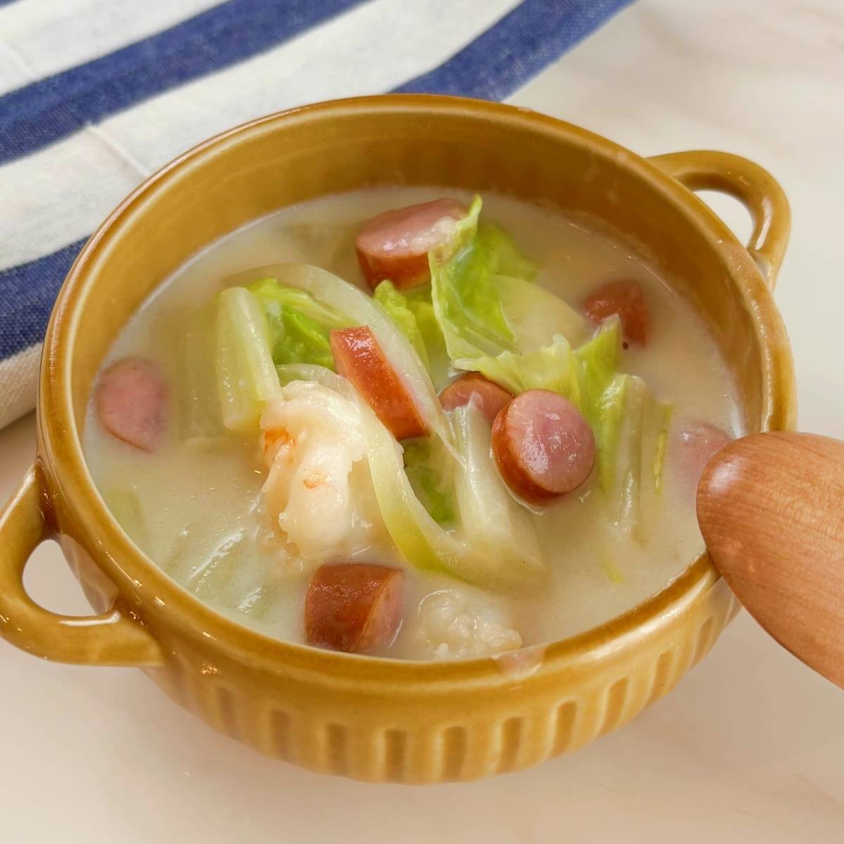 JAグループ公式の「ほっこり♪ウインナーとホタテと白菜のシチュー」のレシピ