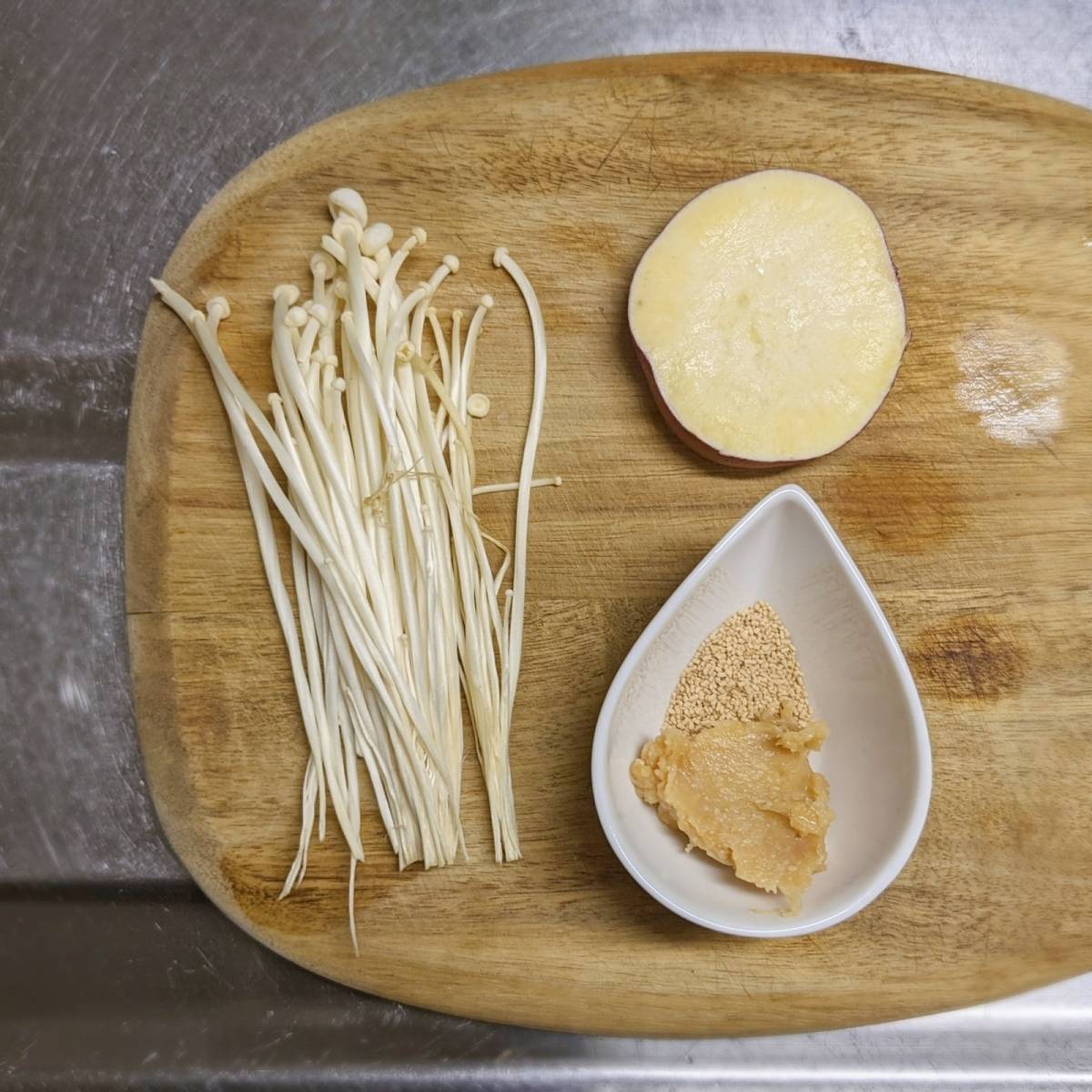 JAグループ公式の「サツマイモとえのきの味噌汁」のレシピ