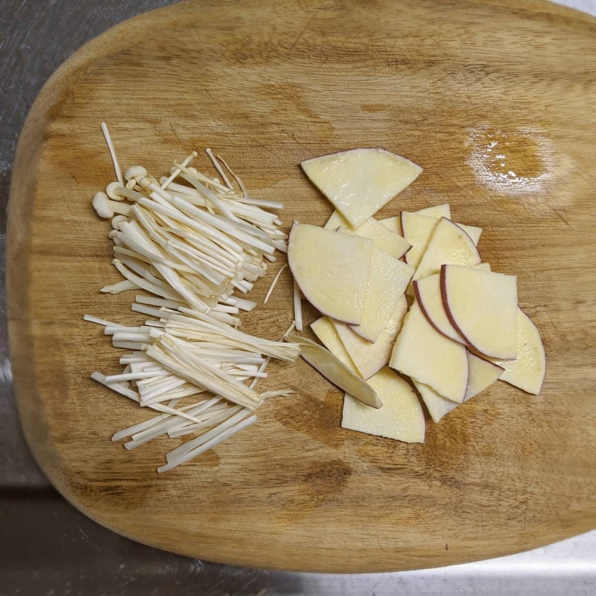 JAグループ公式の「サツマイモとえのきの味噌汁」のレシピ