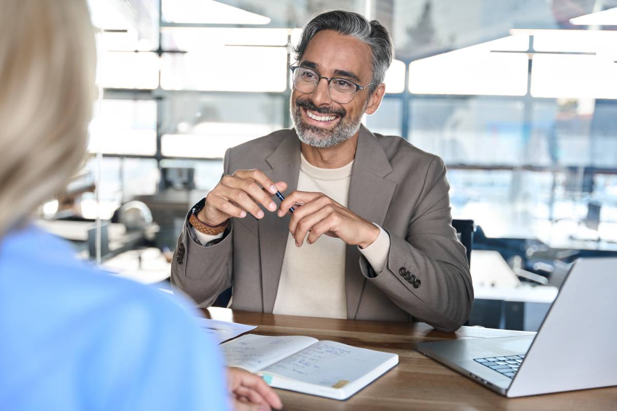 同僚の女性と話し合う男性